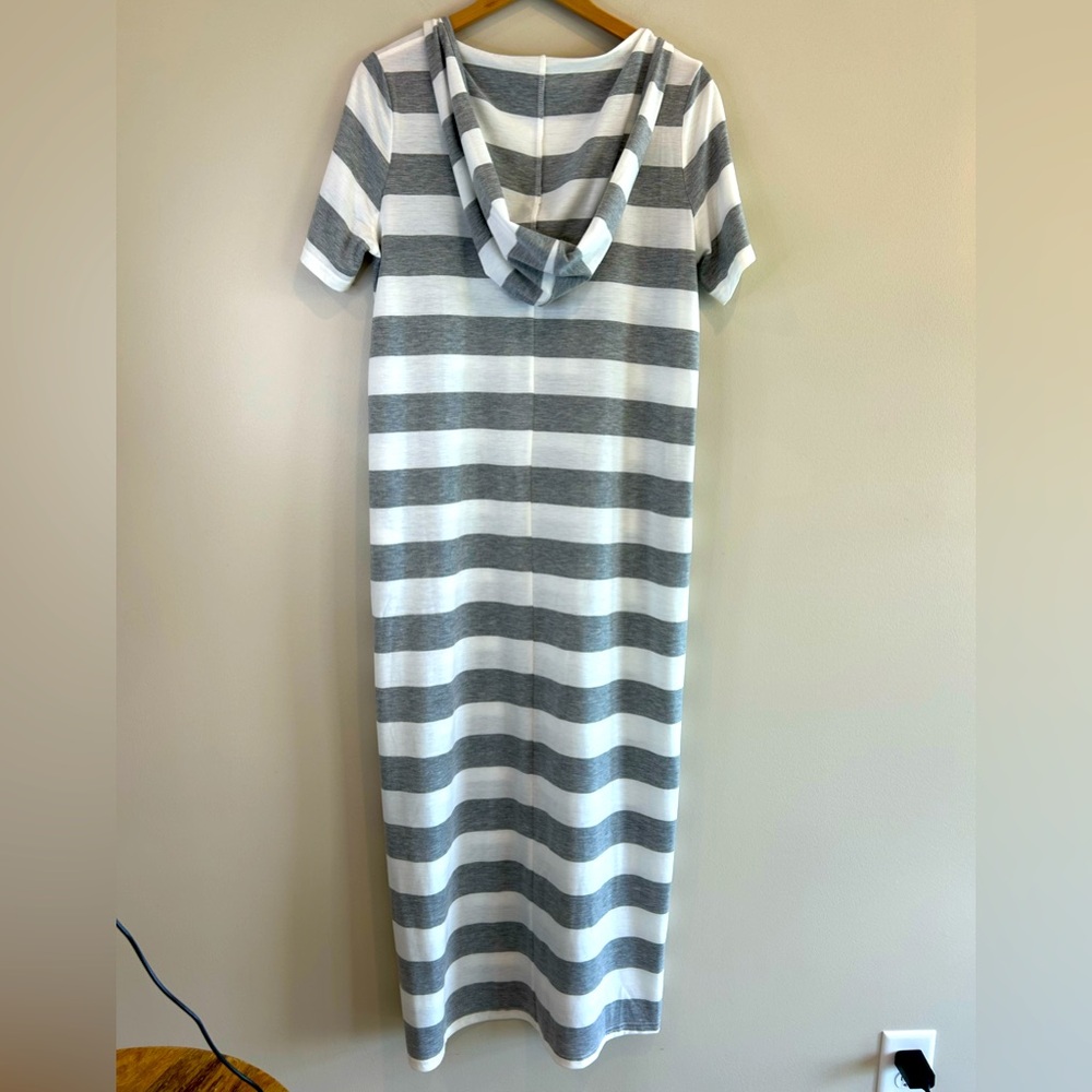 NEW! NWT EASEL Gray and White Raglan Sleeve Sheath Maxi Dress. Has 2 pockets. L - Picture 2 of 8